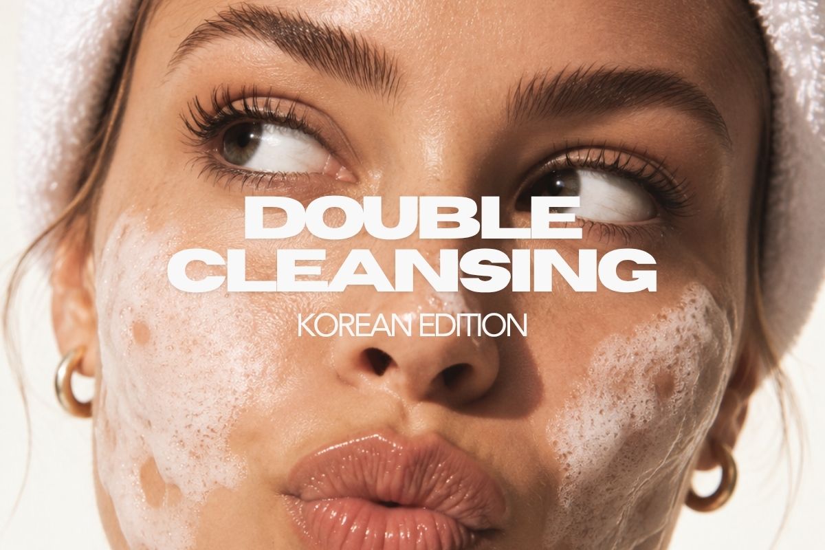 Frau mit Reinigungsschaum im Gesicht bei der koreanischen Double Cleansing Routine, Textüberschrift Double Cleansing Korean Edition